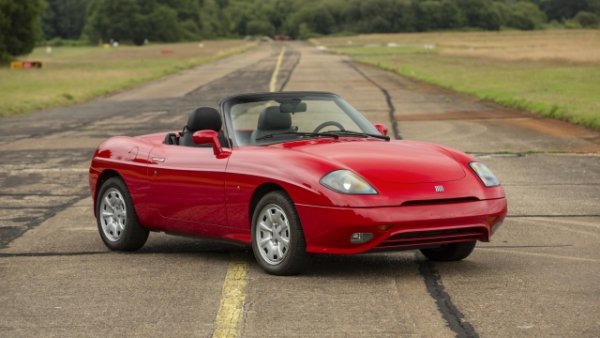 Но това е малка лодка! Легендата разказва, че Джани Аниели е дефинирал Ferrari 166 Mm по този начин по случай предпремиерата на автомобилното изложение в Торино през 1948 г. Асоциацията на морския термин със света на двуместните открития следователно датира от Avvocato. 
Първоначално проектиран от гърка Андреас Запатина (който по-късно се премести в Subaru), вдъхновен от 166 Mm, Fiat Barchetta с меките си извивки всъщност напомня малка лодка. Платформата на първото поколение Fiat Punto действа като основа, докато единственият наличен двигател е 1.8 Pratola Serra със 130 к.с. и максимална скорост 200 км/ч. Актуализиран през 1999 г. с въвеждането на променлива геометрия и отново през 2003 г. за адаптиране съгласно Euro3 разпоредбите против замърсяване. 

През същата година пристигна и рестайлинг от Tom Tjaarda, който прави  революция във външния вид с нова предна част в съответствие със стила на другите модели Fiat от онова време. Произвеждана между 1994 и 2005 г., Barchetta е избрана от общо  57 791 шофьори. 